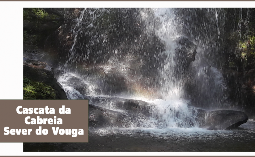Meditar junto a uma cascata de água